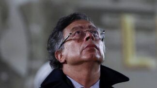 Presidente da Colômbia olha para o céu