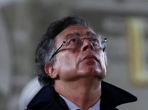 Presidente da Colômbia olha para o céu