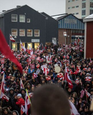 Medida afeta oito nações, incluindo Dinamarca, Alemanha e França, gerando reunião de emergência da União Europeia para discutir resposta às pressões americanas