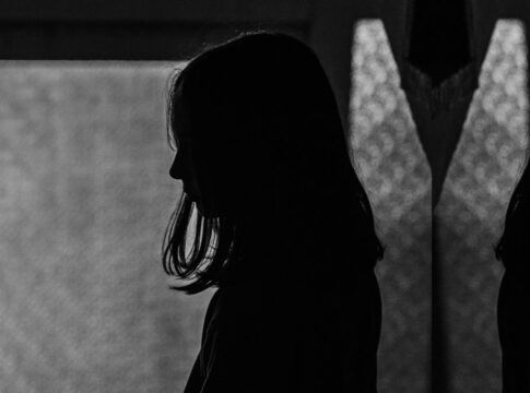 Documentário entrevista vítimas de pornografia não-consensual gerada por IA de Musk