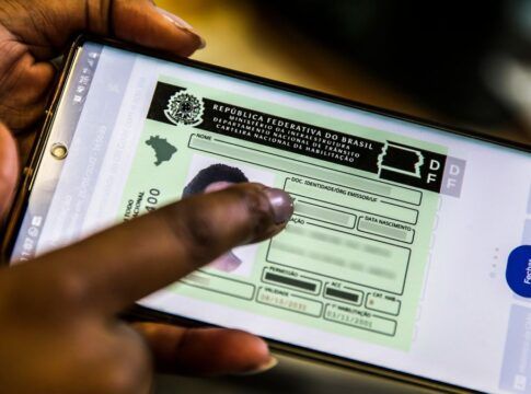 Brasileiros agora podem dirigir em Portugal apenas com a CNH; entenda