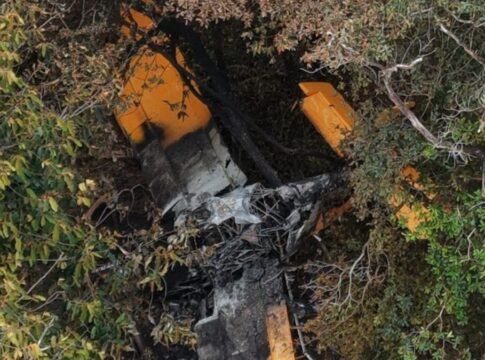 Avião agrícola cai e pega fogo em Tambaú; piloto escapa com vida
