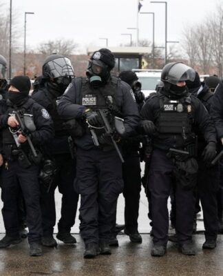 Governo Trump intima big techs para obter dados pessoais de críticos do ICE