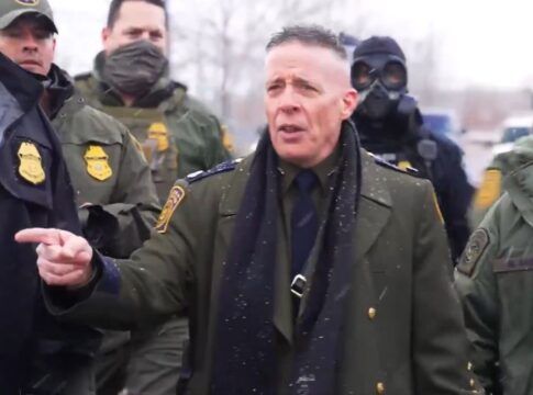 Chefe policial nos EUA chama atenção por roupa parecida com Hitler: “Nem escondem mais”