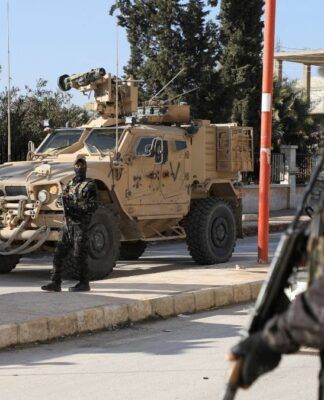 Tropas sírias invadem cidades do norte do país enquanto combatentes curdos se retiram