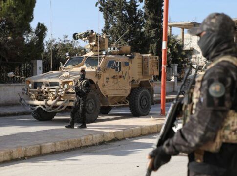 Tropas sírias invadem cidades do norte do país enquanto combatentes curdos se retiram
