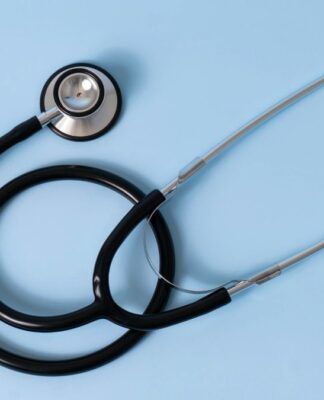 Exame nacional reprova um terço dos cursos de Medicina e governo anuncia corte de vagas