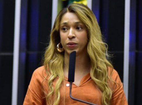 Erika Hilton pede que rede que atribuiu falsamente transfobia a Lula seja investigada