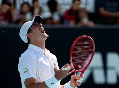 João Fonseca vence Thiago Monteiro em duelo brasileiro pelo Rio Open