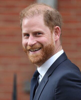 Príncipe Harry virou alvo por enfrentar tabloides britânicos, diz advogado