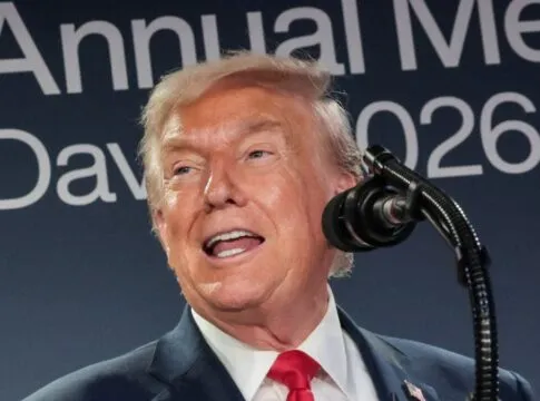 Trump ironiza óculos escuros de Macron em discurso em Davos