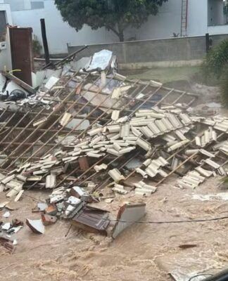 Menino de 10 anos morre soterrado após desabamento de casa no ES