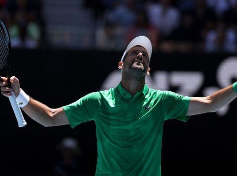 Após vitória, Djokovic fica a um passo de igualar Federer no Australian Open