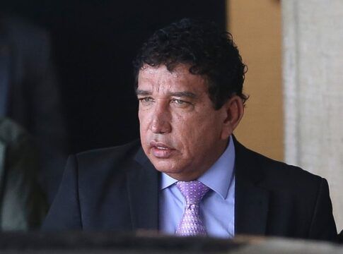 Magno Malta tenta visitar Bolsonaro sem autorização e é barrado na Papudinha