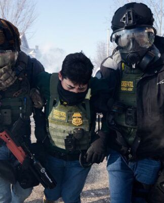 Homem morre baleado por agentes do ICE durante abordagem em Minneapolis