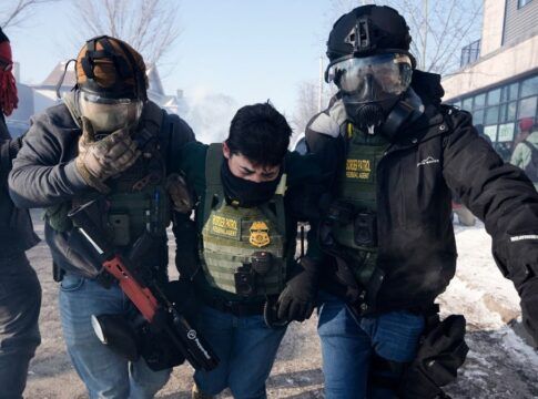 Homem morre baleado por agentes do ICE durante abordagem em Minneapolis