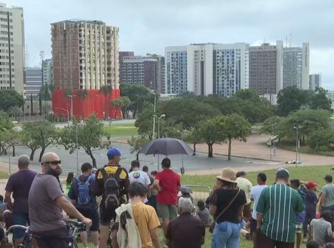 Famoso hotel de Brasília é implodido após anos de abandono