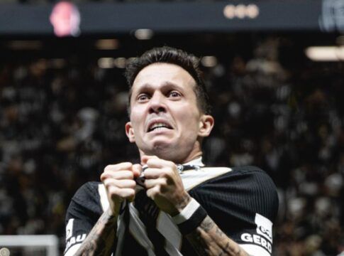 Atlético-MG vence Cruzeiro de virada por 2 a 1 com gols de Bernard e Hulk