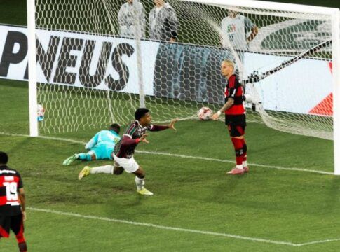Fluminense vence Flamengo por 2 a 1 em clássico interrompido pela chuva no Maracanã