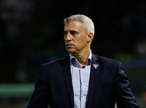 Chegada de Rafinha e mudança de presidente ameaçam futuro de Crespo no Tricolor