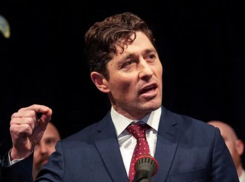 Prefeito de Minneapolis anuncia saída de agentes do ICE da cidade