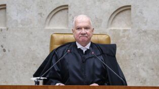 Edson Fachin fala ao microfone em sessão do STF