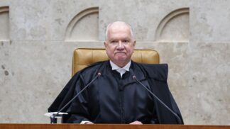 Edson Fachin fala ao microfone em sessão do STF