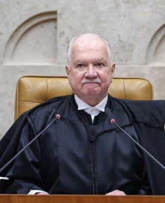 Edson Fachin fala ao microfone em sessão do STF