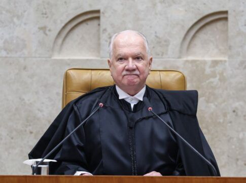 Edson Fachin fala ao microfone em sessão do STF