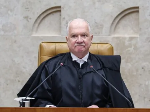 Edson Fachin fala ao microfone em sessão do STF
