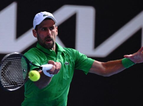 Djokovic e Sinner garantem duelo na semifinal do Australian Open; Stefani avança nas duplas