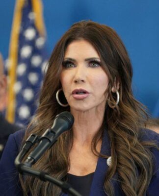 Quem é a “Barbie do Ice”, alvo de democratas e republicanos nos EUA