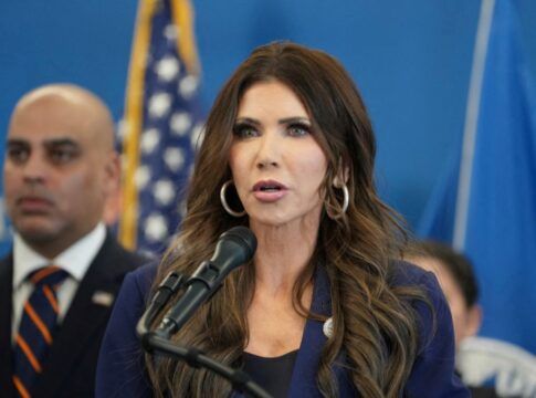 Quem é a “Barbie do Ice”, alvo de democratas e republicanos nos EUA