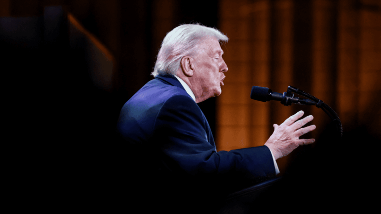 Donald Trump fala ao microfone em imagem de perfil