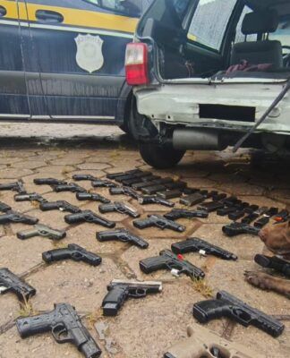 PRF apreende 35 pistolas que seriam levadas ao Complexo do Alemão (RJ)