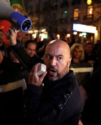 Polícia de Portugal prende 37 neonazistas em operação antiterrorismo