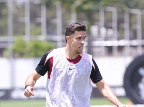 Gabriel Paulista é apresentado no Corinthians e garante condições para estreia
