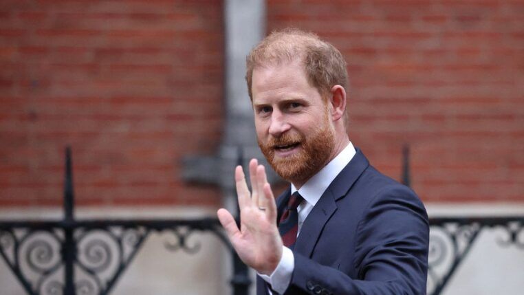 Príncipe Harry, da família real britânica, saindo de sessão do julgamento do processo contra o Daily Mail por grampeamento telefônico, em Londres (Foto: REUTERS/Toby Melville)