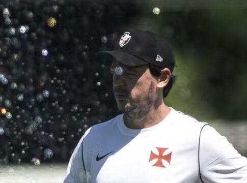 Diniz rebate rumores de demissão em coletiva: “Nunca deixei um time”