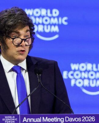 Javier Milei durante discurso no Fórum Econômico Mundial (Foto: REUTERS/Denis Balibouse)