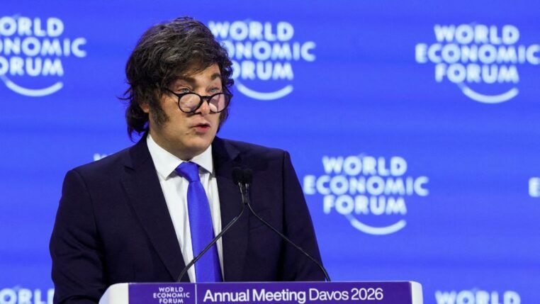 Javier Milei durante discurso no Fórum Econômico Mundial (Foto: REUTERS/Denis Balibouse)