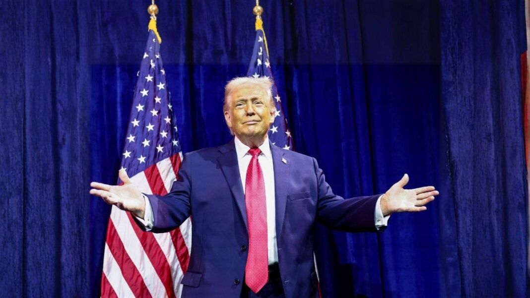 O presidente dos EUA, Donald Trump, gesticula ao chegar para discursar aos republicanos da Câmara em sua conferência anual em Washington, D.C., EUA, em 6 de janeiro de 2026