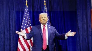 O presidente dos EUA, Donald Trump, gesticula ao chegar para discursar aos republicanos da Câmara em sua conferência anual em Washington, D.C., EUA, em 6 de janeiro de 2026