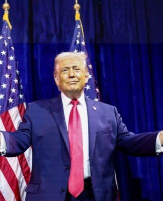 O presidente dos EUA, Donald Trump, gesticula ao chegar para discursar aos republicanos da Câmara em sua conferência anual em Washington, D.C., EUA, em 6 de janeiro de 2026