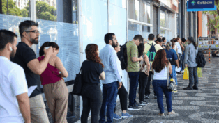 Candidatos chegam ao local de prova do Concurso Nacional Unificado (CNU), no centro do Rio de Janeiro