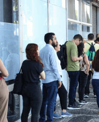 Candidatos chegam ao local de prova do Concurso Nacional Unificado (CNU), no centro do Rio de Janeiro
