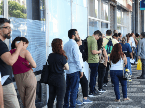 Candidatos chegam ao local de prova do Concurso Nacional Unificado (CNU), no centro do Rio de Janeiro