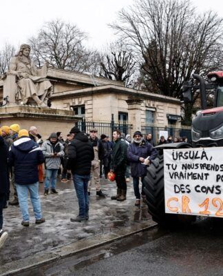 Agricultores franceses bloqueiam ruas de Paris em protesto contra acordo com Mercosul