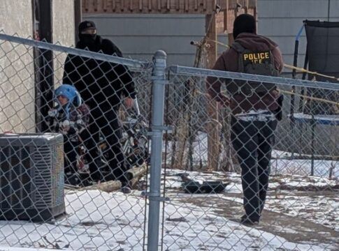 ICE quer monitorar imigrantes 24 horas com aplicativo hacker em celulares