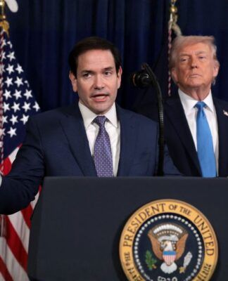 Marco Rubio, fala ao lado do presidente dos EUA, Donald Trump durante conferência de imprensa após ataque dos EUA à Venezuela (Foto: